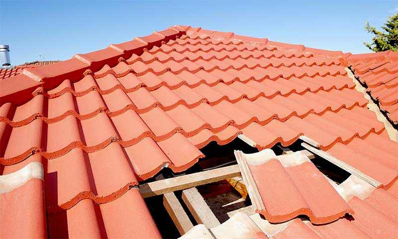 Travaux de couverture - PROVIGNAL TOITURE : Artisan couvreur basé à Montauban intervient dans le Tarn-et-Garonne (82), la Haute-Garonne (31) et le Tarn (81)  : Pose, rénovation et réparation de couverture et faîtage. Recherche de fuite toit , Dépannage et intervention en urgence pour votre toiture. Installation de fenêtre de toit : velux. Artisan zingueur couvreur. Installation de gouttières, chénaux, noues, habillage de rives…Artisan couvreur dans le Tarn-et-Garonne (82), la Haute-Garonne (31) et le Tarn (81).