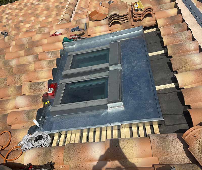 Travaux de couverture - PROVIGNAL TOITURE : Artisan couvreur basé à Montauban intervient dans le Tarn-et-Garonne (82), la Haute-Garonne (31) et le Tarn (81)  : Pose, rénovation et réparation de couverture et faîtage. Recherche de fuite toit , Dépannage et intervention en urgence pour votre toiture. Installation de fenêtre de toit : velux. Artisan zingueur couvreur. Installation de gouttières, chénaux, noues, habillage de rives…Artisan couvreur dans le Tarn-et-Garonne (82), la Haute-Garonne (31) et le Tarn (81).