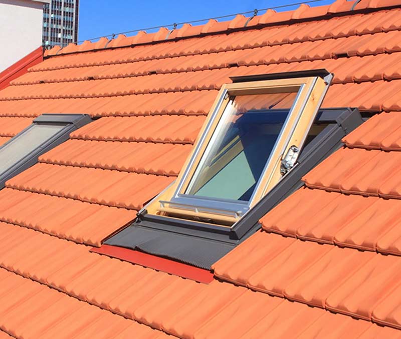 Travaux de couverture - PROVIGNAL TOITURE : Artisan couvreur basé à Montauban intervient dans le Tarn-et-Garonne (82), la Haute-Garonne (31) et le Tarn (81)  : Pose, rénovation et réparation de couverture et faîtage. Recherche de fuite toit , Dépannage et intervention en urgence pour votre toiture. Installation de fenêtre de toit : velux. Artisan zingueur couvreur. Installation de gouttières, chénaux, noues, habillage de rives…Artisan couvreur dans le Tarn-et-Garonne (82), la Haute-Garonne (31) et le Tarn (81).