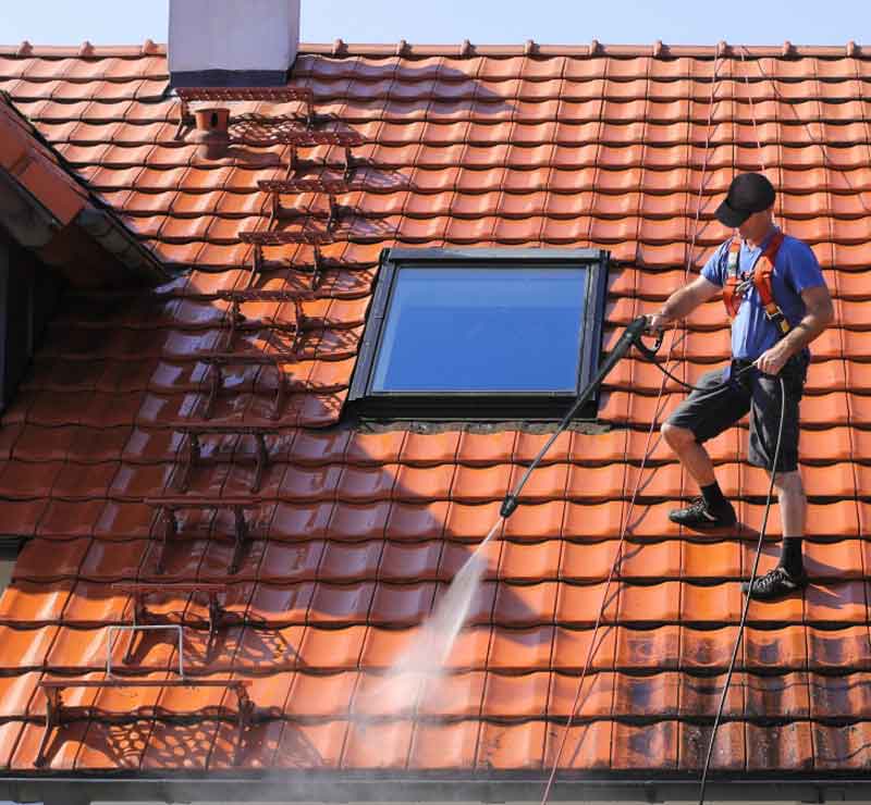 Nettoyage toiture - PROVIGNAL TOITURE : Artisan couvreur basé à Montauban intervient dans le Tarn-et-Garonne (82), la Haute-Garonne (31) et le Tarn (81)  : nettoyage, protection anti-mousse toiture, démoussage. Application d’un revêtement peinture hydrofuge coloré de toit. Artisan couvreur dans le Tarn-et-Garonne (82), la Haute-Garonne (31) et le Tarn (81).